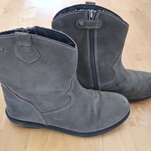 Girls gray suede Italian boots with goretex